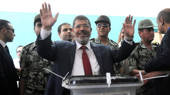 مرسي خلال إدلائه بصوته في الانتخابات الرئاسية عام 2012 . د ب أ
