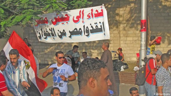 Transparent mit der Aufschrift 'Wir fordern das Heer auf, Ägypten vor den Muslimbrüdern zu retten' in Kairo; Foto: DW