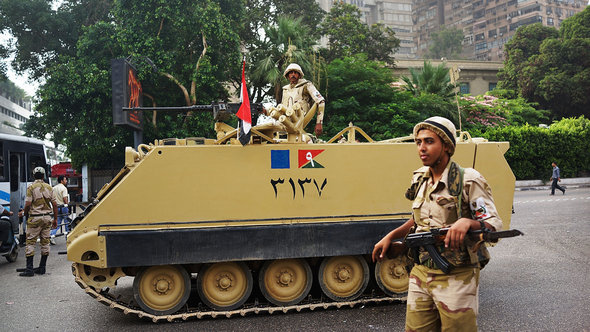 جنود من الجيش المصري في منطقة الجيزة في القاهرة. غيتي إميجيس