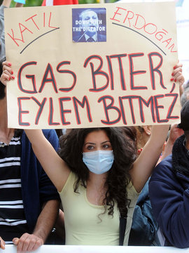 Eine Frau protestiert am 22.06.2013 in Köln (Nordrhein-Westfalen) mit einem Plakat gegen Übergriffe auf Demonstranten in der Türkei; Foto: dpa/picture-alliance