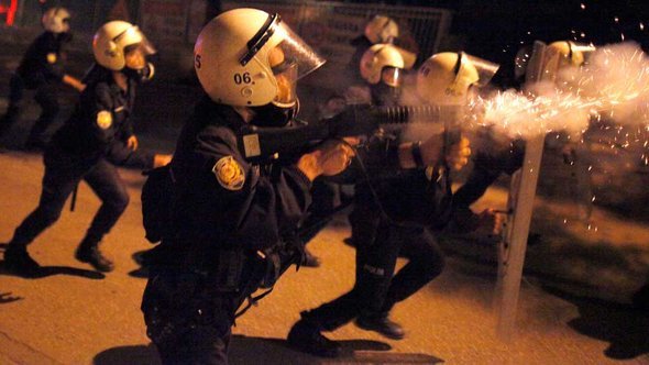 الشرطة تطلق الغاز المسيل للدموع على المتظاهرين في أنقرة. Reuters