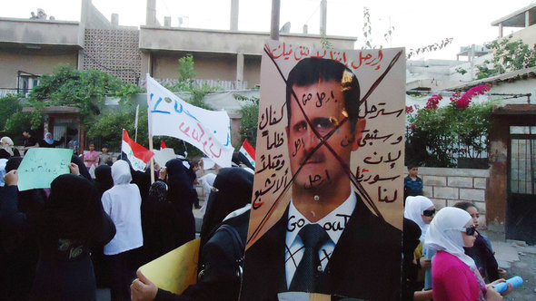 مظاهرة احتجاجية ضد الأسد في القرب من دمشق. د أ ب د