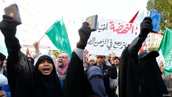 إسلاميون يتظاهرون في تونس. رويترز