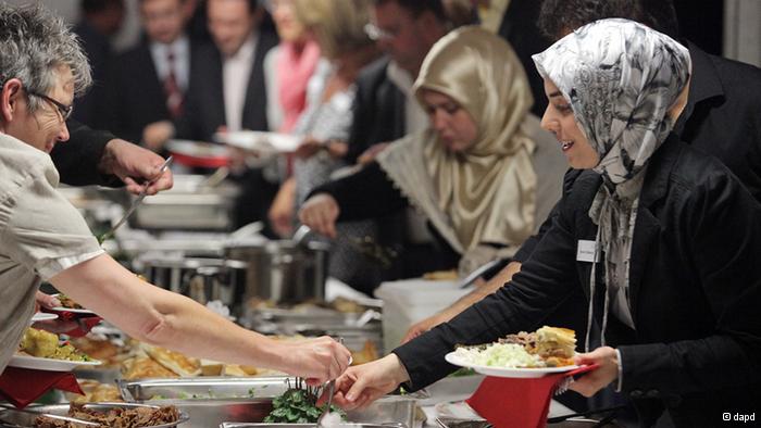 وجبات فطور جماعية للمسلمين ولغير المسلمين