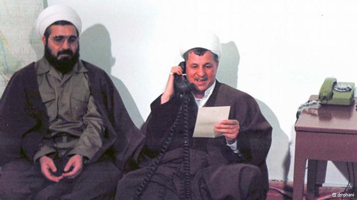 الرئيس الإيراني الأسبق أكبر هاشمي رفسنجاني بمعية القائد العام للقوات المسلحة الإيرانية آنذاك والرئيس الحالي لإيران حسن روحاني أثناء الحرب العراقية الإيرانية.