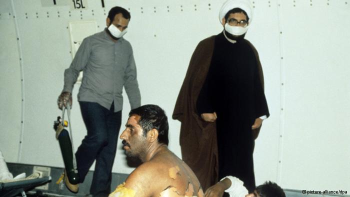 جنود إيرانيون تعرضوا لقصف عراقي بالأسلحة الكيماوية أثناء الحرب وأرسلوا للعلاج إلى ألمانيا في سنة 1985.