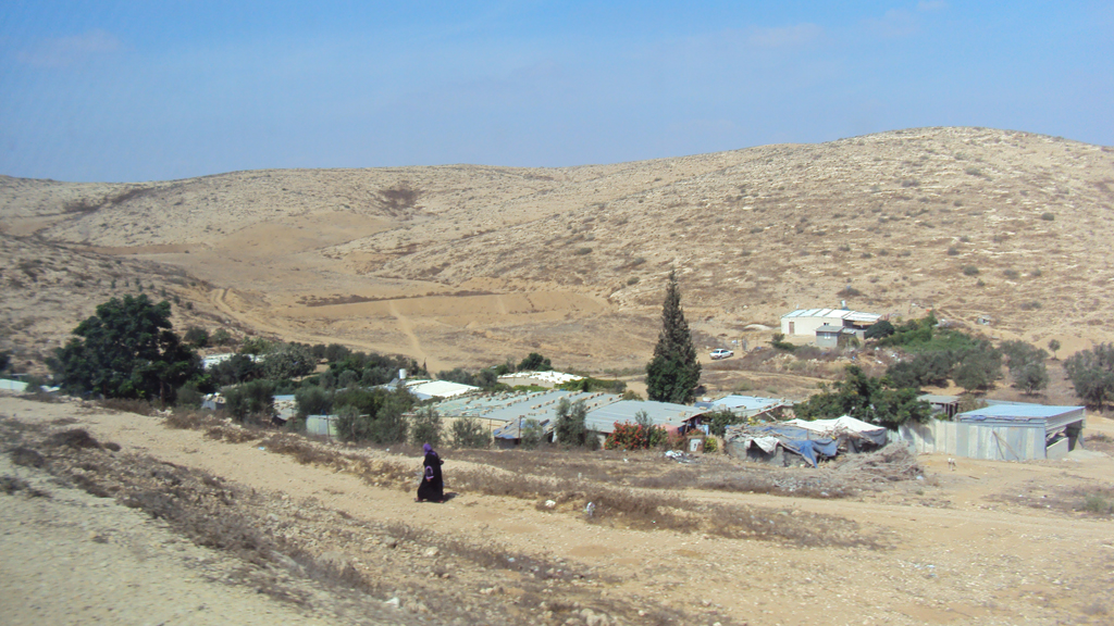 Am Rande einer Siedlung bei Alsira; Foto: Ulrike Schleier