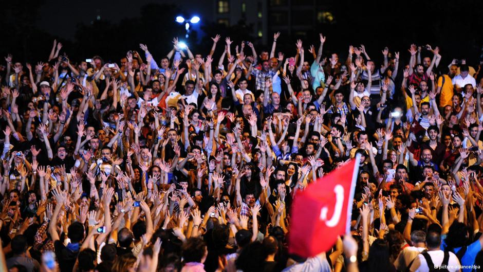 Protest von Gezi-Park-Aktivisten gegen die Erdogan-Regierung am Istanbuler Taksim-Platz; Foto: dpa/picture-alliance