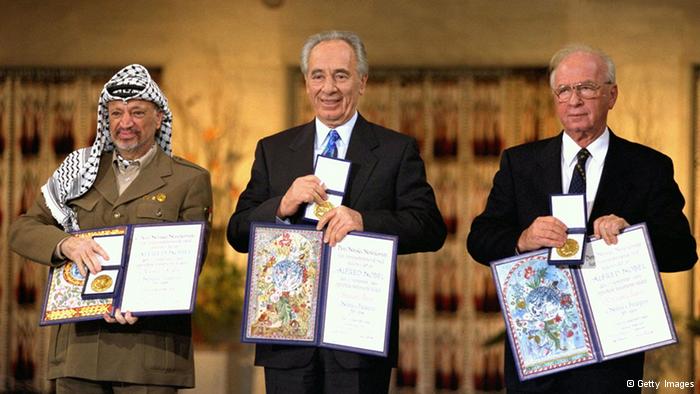  جائزة نوبل للسلام  بعد سنة من التوقيع على اتفاقية أوسلو حصل كل من اسحاق رابين وشيمون بيريز وياسر عرفات على جائزة نوبل للسلام لسنة 1994، وذلك تقديرا لجهودهم في التوصل إلى حل سلمي للصراع الإسرائيلي الفلسطيني. الصورة من حفل تسلم الجائزة في أوسلو في العاشر من ديسمبر/ كانون الأول 1994.