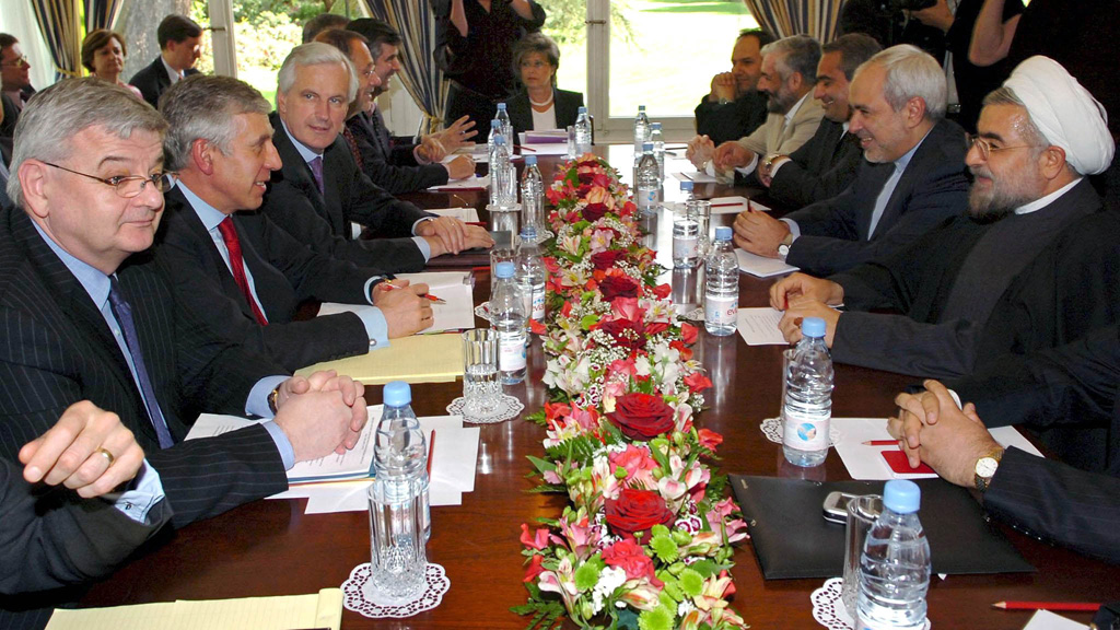 Atomverhandlungen mit dem Iran im Jahr 2005: Hassan Rohani (r.) gemeinsam mit dem früheren deutschen Außenminister Joschka Fischer, Großbritanniens Außenminister Jack Straw, dem französischen Außenminister Michel Barnier und dem EU-Außenbeauftragten Javier Solana; Foto: dpa/picture-alliance