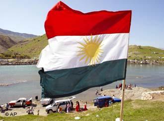 علم كردي يرفرف. photo: AP