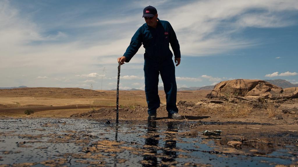 Man in an oil field in Tawke, in the semi-autonomous region of Iraqi Kurdistan (photo: dpa)