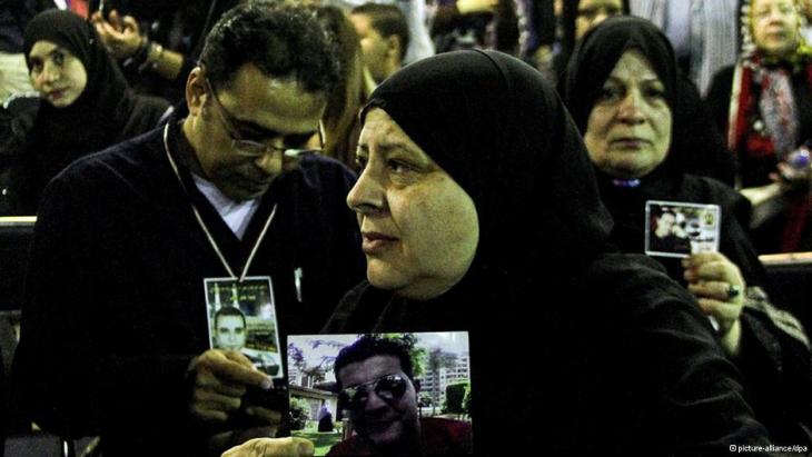 أقارب ضحايا الثورة يرفعون صور ذويهم القتلى.  Foto: picture-alliance/dpa