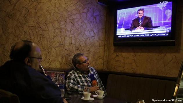Two men watching Bassem Youssef's show in café in Ciaro (photo: picture-alliance/AP Photo)