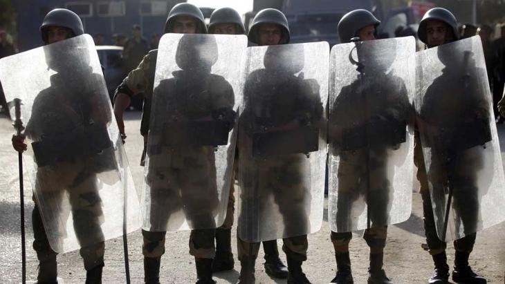 عناصر الأمن المصري في مواجهة أنصار الرئيس المعزول مرسي.  Foto: Reuters