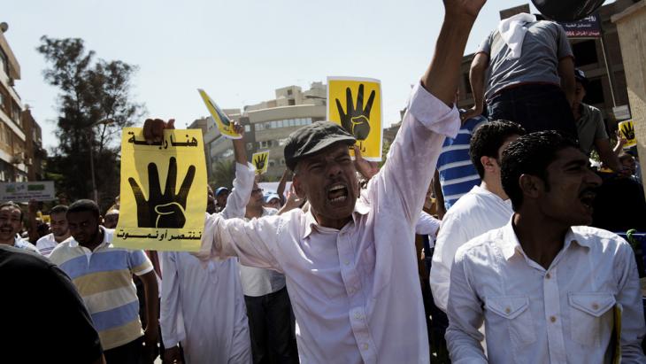 أنصار مرسي وهم يحتجون على فض اعتصامات رابعة العدوية. Foto: Gianluigi Guercia/AFP/Getty Images