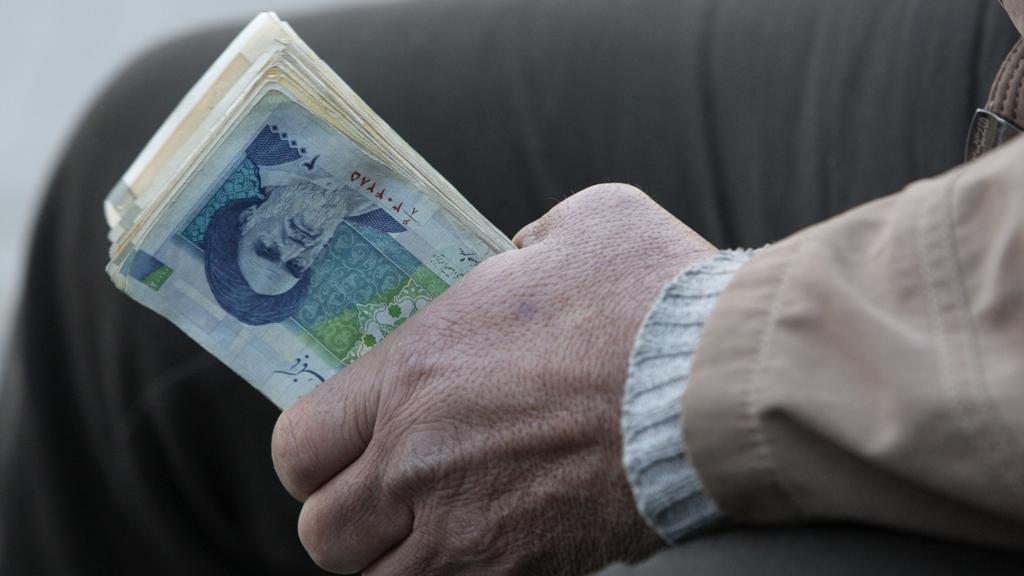 Iraner mit Toman-Geldscheinen in Teheran; Foto: AP