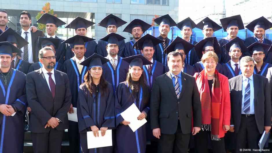 Afghanische Master-Absolventen an der Universität Bochum feiern ihren Abschluss; Foto: DW/Hasrat-Nazimi
