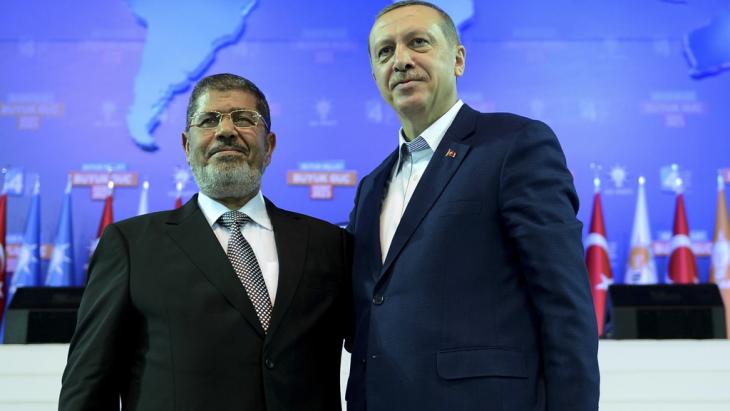 رئيس الوزراء التركي، زعيم حزب العدالة والتنمية الحاكم، رجب طيب إردوغان مع ضيفه الرئيس المصري محمد مرسي في أنقرة يوم الثلاثين من سبتمبر/ أيلول 2012. Photo: Reuters