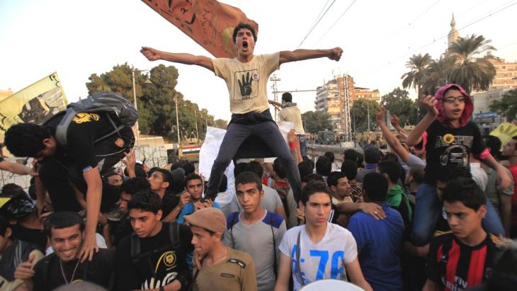 أنصار الرئيس المعزول مرسي يرددون هتافات ضد الأمن والجيش، في القاهرة. photo: Reuters/Amr Abdallah Dalsh