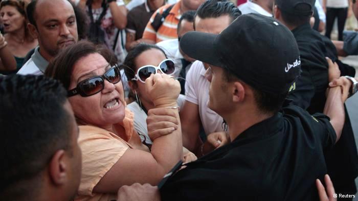 مظاهرة احتجاجية في تونس عام 2012 على العنف ضد المرأة. Reuters