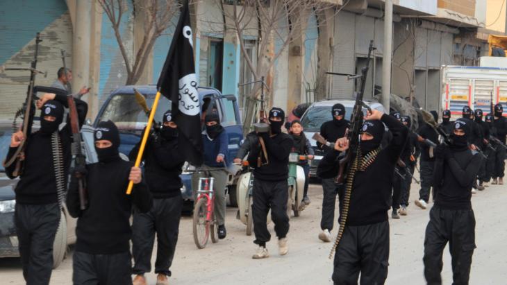 مقاتلو داعش في استعراض لهم بمدينة تل أبيض في محافظة الرقة
