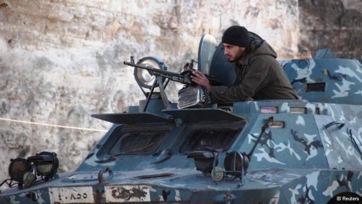 أحد مقاتلي الجبهة الإسلامية التي أعلنت الحرب على داعش