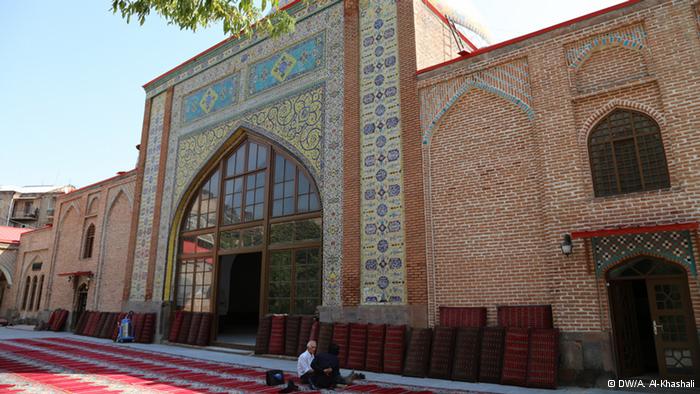  المسجد الأزرق:  بني بأمر من نادر شاه عام 1736م. ( الملك الصفوي) وتم تحويله في الفترة السوفيتية إلى متحف للمدينة. وبعد سقوط الأتحاد السوفيتي ، تكفلت إيران بتكاليف أعادة ترميمه.