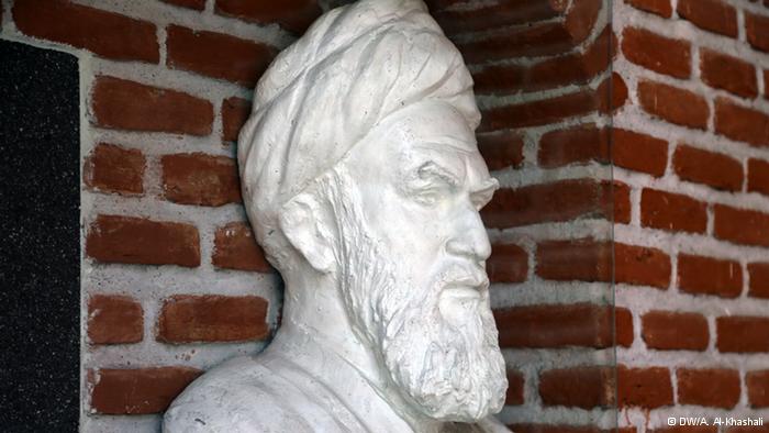  الخميني:  صورة غير مألوفة. تمثال نصفي للخميني، مؤسس الجمهورية الأسلامية في إيران، الراس ينتصب في المسجد الأزرق بالعاصمة الأرمينية يريفان.