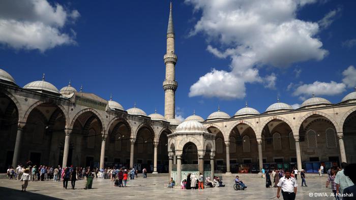 مسجد السلطان أحمد:  في الضفة الأخرى من البحر الأسود، تقع أسطنبول. حاضرة غنية عن التعريف. صورة لمسجد السلطان أحمد في عاصمة العثمانيين، أسطنبول.