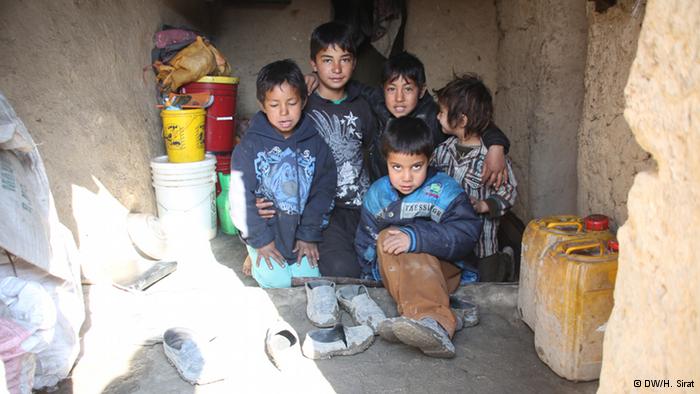 Afghan child refugees (photo: DW/H. Sirat)