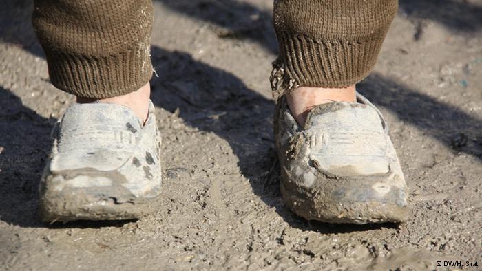 A child wearing an adult's shoes (photo: DW/H. Sirat)