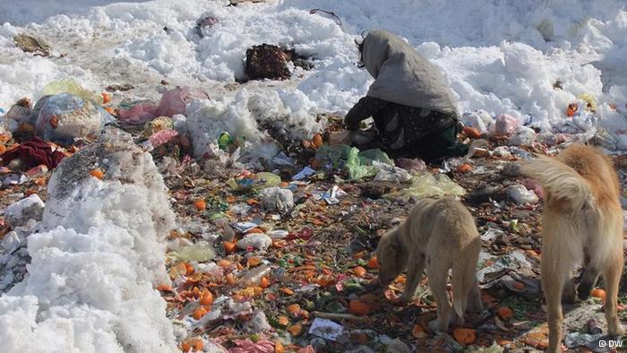 A girl rummages through rubbish in search of food (photo: DW/H. Sirat)
