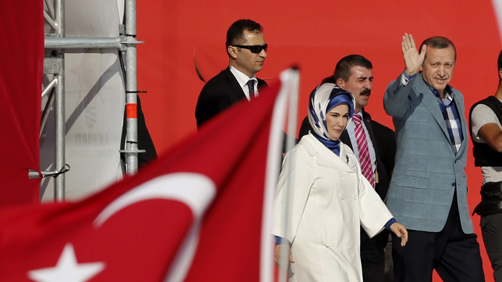 Turkish Prime Minister Recep Tayyip Erdogan (right) and his wife Emine greet supporters during a rally in Istanbul, Turkey 16 June 2013 (photo: picture-alliance/dpa)