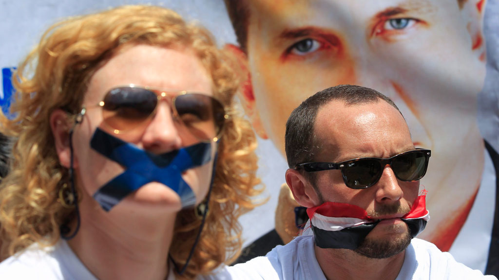 Journalists Phil Moore, right, and Jessica Hatcher, left (photo: picture-alliance/dpa)