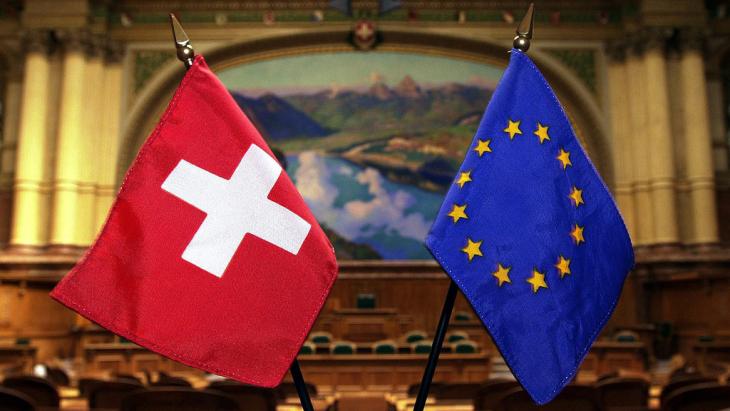 The Swiss and EU flags side by side (photo: picture-alliance/dpa)