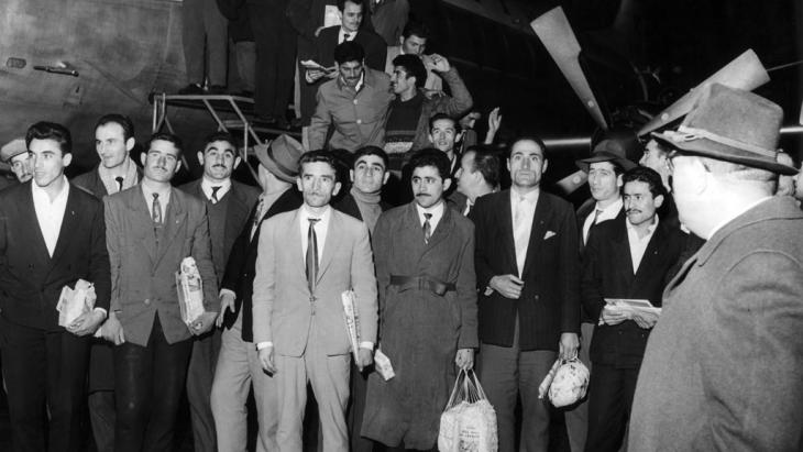 Turkish guest workers arrive at Düsseldorf Airport on 27 November 1961 (photo: dpa/picture-alliance)