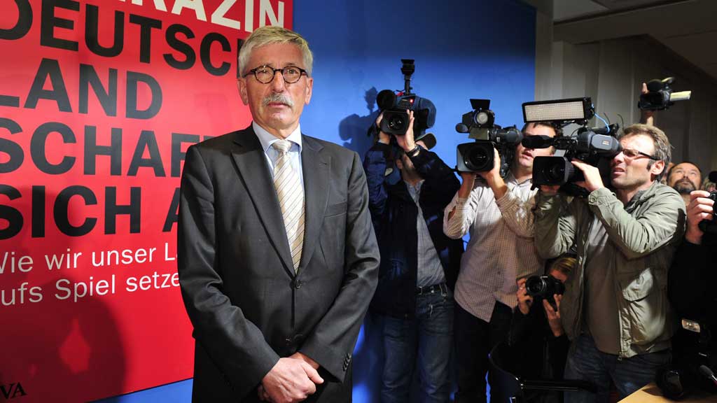 Thilo Sarrazin arrives for the official presentation of his book "Deutschland Schafft Sich Ab" in Berlin on 30 August 2010 (photo: AFP/Getty Images)