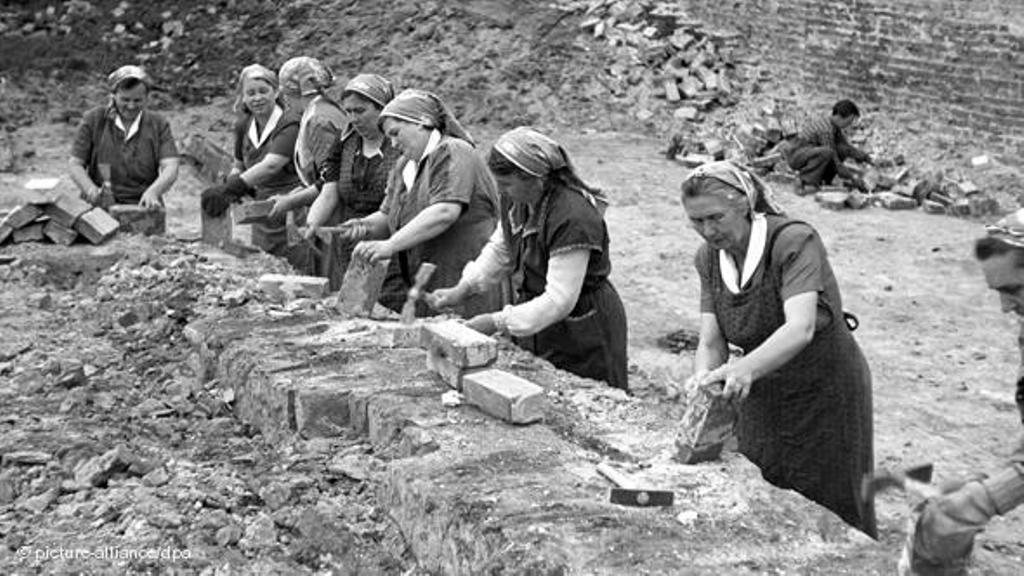 Women in post-war Berlin cleaning bricks so that they can be re-used (photo: picture-alliance/dpa)