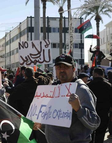 A demonstrator in Tripoli demands the dissolution of parliament (photo: Valerie Stocker)