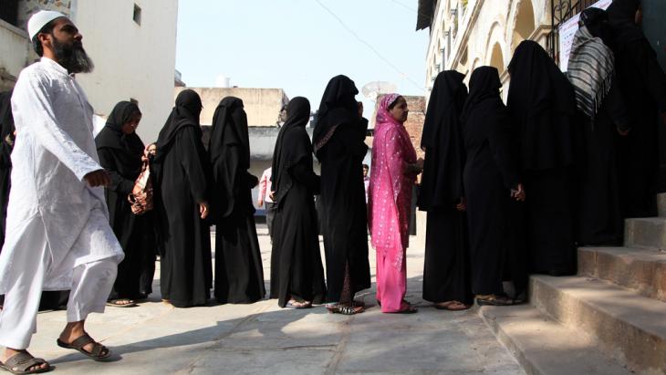 Muslims queuing to cast their votes during an election in the Indian state of Gujarat (photo: dpa/picture-alliance)