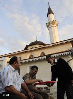 بعض تتار القرم المسلمين أمام أحد المساجد في مدينة سيمفيروبول عاصمة شبه جزيرة القرم. Foto: AP 