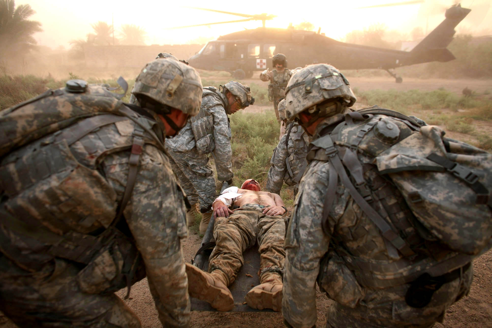 A wounded US soldier is carried to a helicopter (photo: Michael Kamber) 