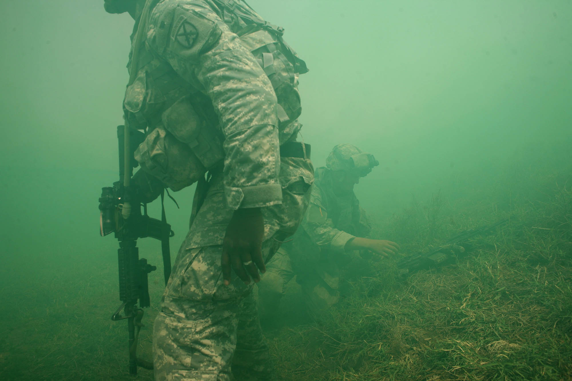 US soldiers on patrol surrounded by green smoke (photo: Michael Kamber)