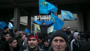 Crimean Tatars demonstrating for their rights in front of the parliament in Simferopol on 26 February 2014 (photo: Reuters)