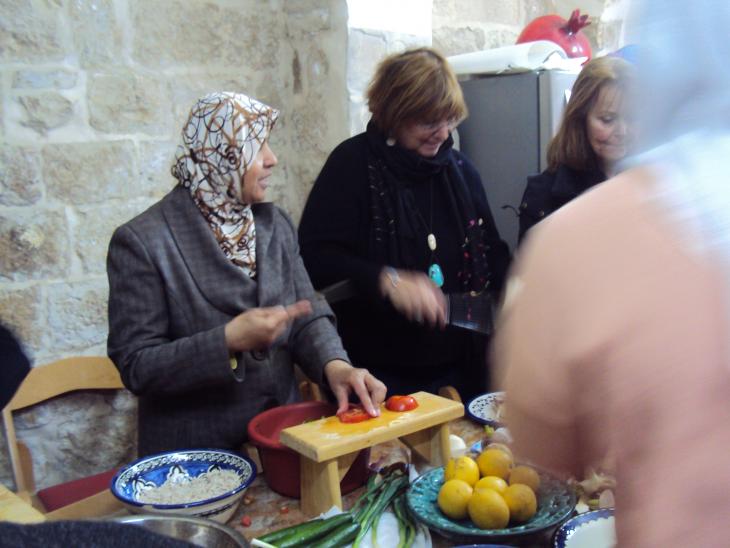 Women from the Bait al Karama initiative preparing food (photo: Ulrike Schleicher)