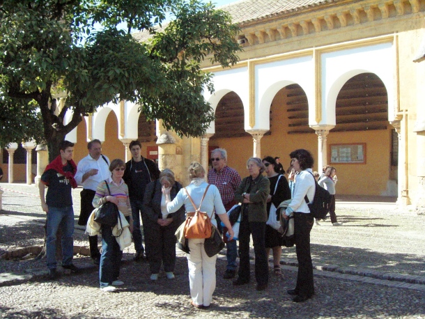 Reisegruppe vor der Mezquita in Córdoba; Foto: © dpa 