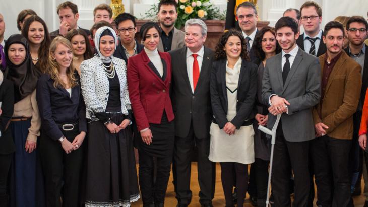 German President Joachim Gauck (centre) with members of the Young Islam Conference (photo: picture-alliance/dpa)