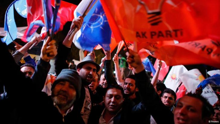AKP supporters celebrate the victory of their party in the local elections 2014 (photo: Reuters)