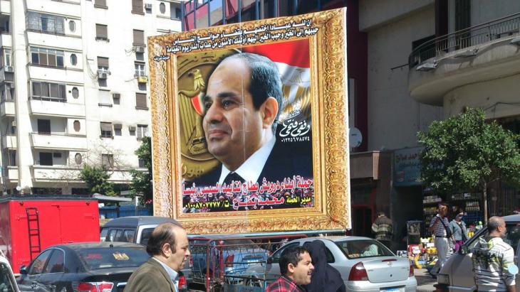 A huge framed photo of General Abdul Fattah al-Sisi in Cairo (photo: DW)